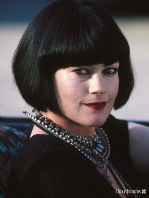 SELECIONO ASSISTENTES COLABORADORAS EXOTICAS.....